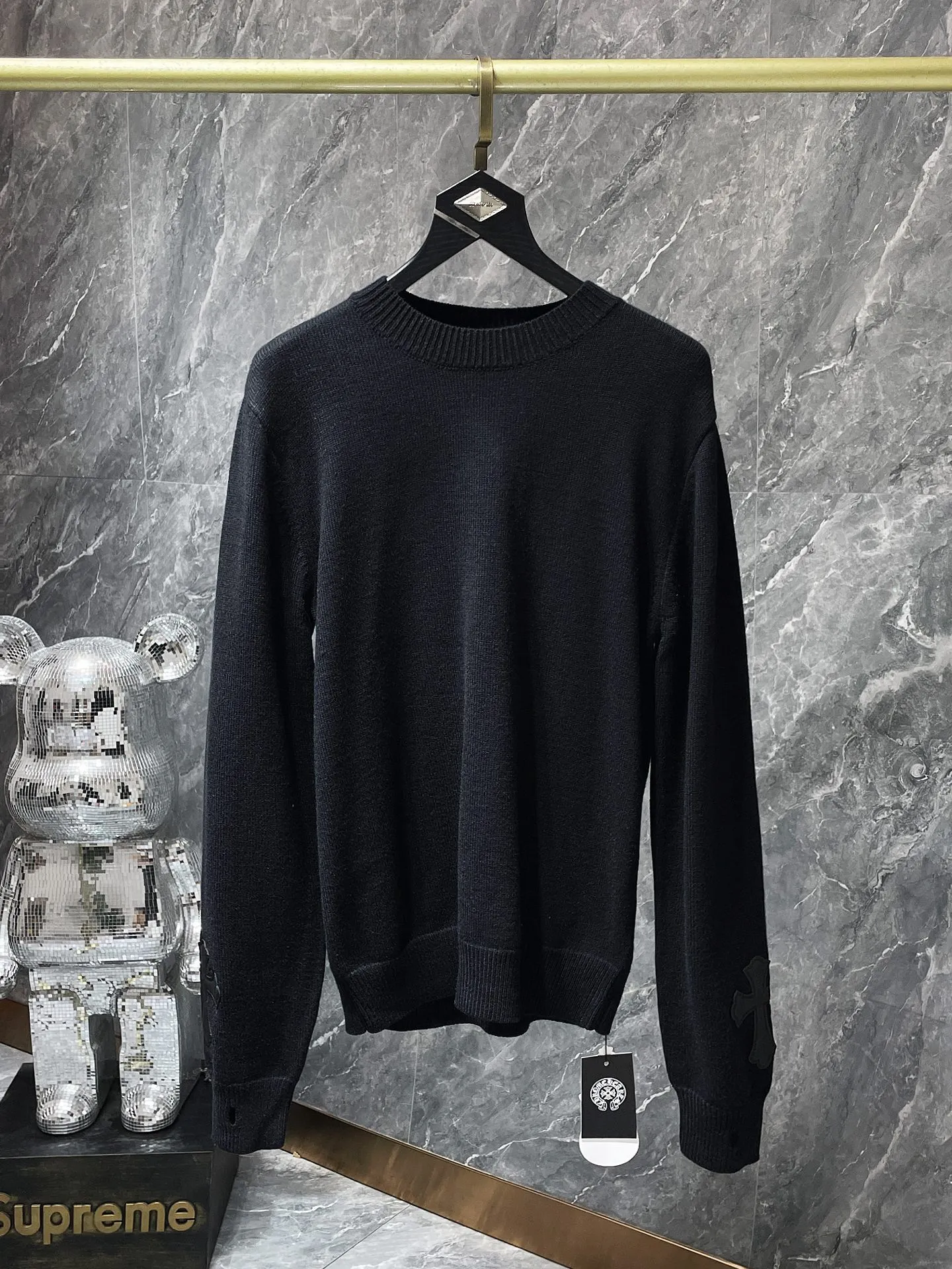 P236 Chrome Hearts 🍁Autumn and winter sweater series🍁 Three-dimensional jacquard on the back ➕ Leather opening process on the cuffs Selected high-quality wool blended knitted fabric Non-common version on the market Recommended colors: black gray white green